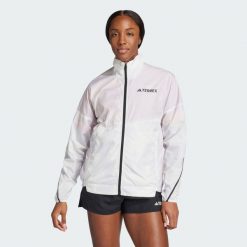 Wiatrówka Terrex Multi Printed. Białe kurtki sportowe Adidas, m, bez wzorów, z materiału, bez kaptura, do biegania. Za 408.25 zł.