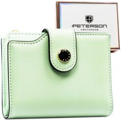 Zielony portfel damski ze skóry ekologicznej zamykany na suwak i zatrzask PTN 012-JK6 Peterson. Zielone portfele Peterson, bez wzorów, ze skóry ekologicznej. Za 79.99 zł.