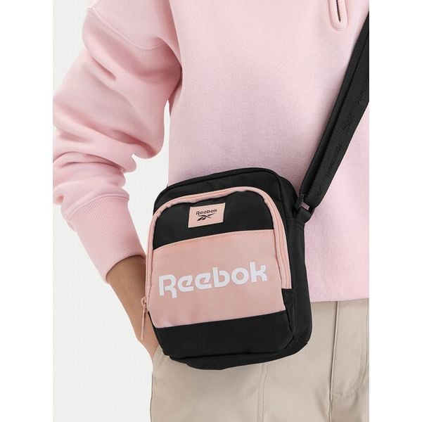 Torebka Reebok. Czarne listonoszki Reebok, bez wzorów, bez dodatków. Za 69.99 zł.