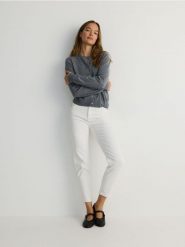 Jeansy mom fit - złamana biel. Jeansy Reserved, bez wzorów. W wyprzedaży za 59.99 zł.