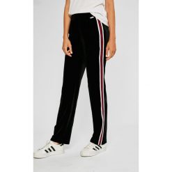Guess Jeans - Spodnie Rina. Czarne spodnie materiałowe Guess Jeans, na co dzień, m, z aplikacjami, z elastanu, z podwyższonym stanem. W wyprzedaży za 249.90 zł.