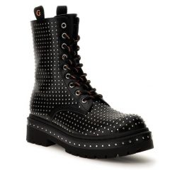 Botki Guess. Czarne botki Guess, z aplikacjami, bez obcasa, na płaskiej podeszwie, bez zapięcia. Za 929.99 zł.