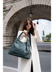 Maison héritage PARIS Skórzana torebka "Tikki" w kolorze ciemnozielonym - 40 x 28 x 14 cm rozmiar: onesize. Zielone torby na ramię Maison héritage PARIS, bez wzorów, z materiału, na ramię, bez dodatków. Za 339.99 zł.