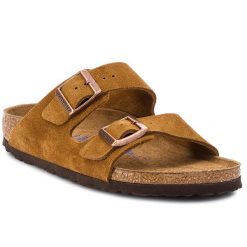 Klapki Birkenstock. Brązowe klapki Birkenstock, bez wzorów, bez obcasa. Za 409.99 zł.