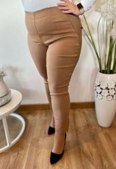 Beżowe spodnie chinosy Nina z zamkami 7/8 PLUS SIZE XXL. Brązowe spodnie materiałowe Nasi partnerzy, do pracy, plus size, bez wzorów, z elastanu, plus size, krótkie. Za 159.90 zł.