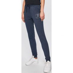 Roxy - Spodnie. Niebieskie spodnie materiałowe Roxy, na co dzień, l, bez wzorów, z bawełny. W wyprzedaży za 159.90 zł.