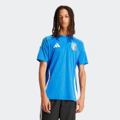 Koszulka piłkarska drużyny Włoch ADIDAS domowa. Niebieskie koszulki sportowe Adidas, bez wzorów, bez ramiączek, do piłki nożnej. Za 489.99 zł.