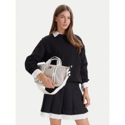 Torebka Tommy Jeans. Brązowe torebki klasyczne Tommy Jeans, bez wzorów, z jeansu, bez dodatków. Za 289.99 zł.