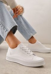 Białe Klasyczne Trampki na Żłobionej Podeszwie Levanatia. Białe trampki Renee, bez wzorów, z jeansu, bez zapięcia. Za 69.99 zł.
