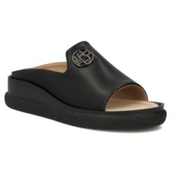 Skórzane klapki damskie na koturnie czarne Filippo DK7758. Czarne klapki Filippo, bez wzorów, ze skóry, bez obcasa, na koturnie. Za 169.99 zł.