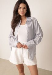 Jasnoniebieska Koszula na Lato z Luźnej Cienkiej Tkaniny z Wiskozą Phoebope. Niebieskie koszule Born2be, bez wzorów, z jeansu, eleganckie, bez kołnierzyka, bez ramiączek. Za 79.99 zł.