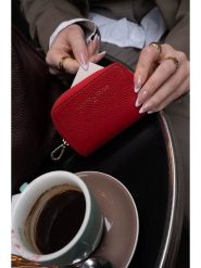 Victor & Hugo Paris Skórzany portfel "Riley" w kolorze czerwonym - 15 x 10 x 3 cm rozmiar: onesize. Czerwone portfele Victor & Hugo Paris, bez wzorów, z materiału. Za 108.99 zł.