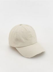 Bawełniana czapka z daszkiem - złamana biel. Czapki Reserved, bez wzorów, z bawełny. W wyprzedaży za 39.99 zł.