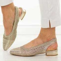 Złote przewiewne baleriny damskie T.Sokolski 147. Żółte baleriny Sokolski, w ażurowe wzory, z jeansu, bez obcasa, na obcasie. Za 179.00 zł.