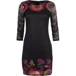 Desigual sukienka damska Darina 40 wielokolorowa. Sukienki Desigual, bez wzorów, eleganckie, bez kołnierzyka, bez ramiączek. W wyprzedaży za 335.00 zł.