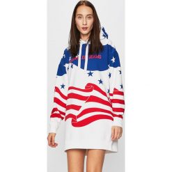Calvin Klein Jeans - Sukienka. Sukienki Calvin Klein Jeans, na co dzień, m, bez wzorów, z bawełny, casualowe, bez kołnierzyka, bez ramiączek, mini, proste. W wyprzedaży za 379.90 zł.
