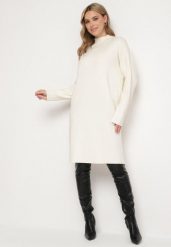 Jasnobeżowa Sweterkowa Sukienka Półgolf z Bawełną i Wełną Pilara. Brązowe sukienki Born2be, m, bez wzorów, z bawełny, eleganckie, bez kołnierzyka, bez ramiączek, midi, ołówkowe. Za 74.99 zł.