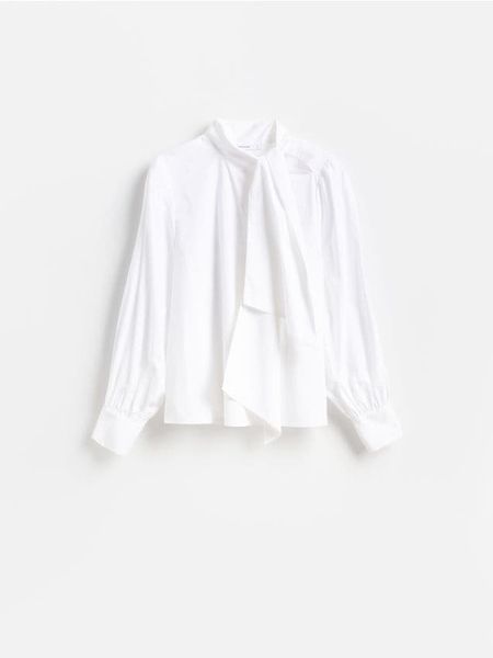 Bawełniana koszula z wiązaniem - biały. Białe koszule Reserved, l, bez wzorów, z bawełny, bez kołnierzyka, bez ramiączek. Za 129.99 zł.