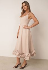 Beżowa Koktajlowa Sukienka o Rozkloszowanym Kroju z Falbaną na Dole Anastiope. Brązowe sukienki Born2be, na co dzień, l, bez wzorów, eleganckie, bez kołnierzyka, bez ramiączek, midi, dopasowane. Za 349.99 zł.