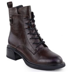 Skórzane botki damskie workery brązowe Filippo DBT7369. Brązowe botki Filippo, bez wzorów, ze skóry, bez obcasa, bez zapięcia. Za 409.99 zł.