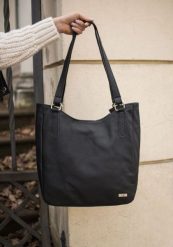 Shopperka skórzana SHE S01 czarna. Czarne shopper SHE, bez wzorów, ze skóry, bez dodatków. Za 229.99 zł.