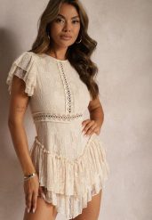 Beżowy Ażurowy Kombinezon z Krótkim Rękawem i Falbanami Tinabette. Brązowe sukienki Renee, na co dzień, m, z aplikacjami, eleganckie, bez kołnierzyka, bez ramiączek, mini, proste. Za 139.99 zł.