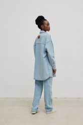 Koszula MIDI o kroju oversize w kolorze CLASSIC BLUE JEANS - MINDY-S/M. Niebieskie koszule Marsala, m, bez wzorów, z denimu, biznesowe, bez kołnierzyka, bez ramiączek. Za 499.90 zł.