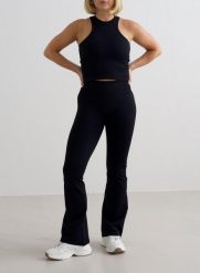 Damskie legginsy bezszwowe rozszerzane, squat proof Shape Seamless czarne. Czarne legginsy AIM'N, xs, bez wzorów, z dzianiny, z podwyższonym stanem. Za 339.00 zł.