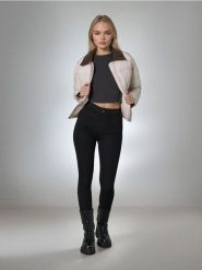 Jeansy high waist - czarny. Czarne jeansy Sinsay, bez wzorów, z podwyższonym stanem. Za 39.99 zł.