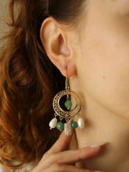 L'Atelier de Gaia Pozłacane kolczyki z kwarcem i perłami rozmiar: onesize. Białe kolczyki L'Atelier de Gaia, z kwarcem, pozłacane, z zapięciem typu bigiel. Za 79.03 zł.