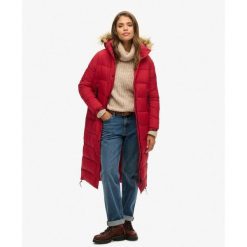 Długi pikowany płaszcz z kapturem z futerkiem sztucznym. Czerwone płaszcze Superdry, bez wzorów, z kapturem. W wyprzedaży za 506.50 zł.