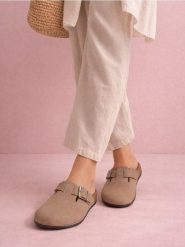 Klapki z klamrą z imitacji zamszu - beżowy. Brązowe klapki Sinsay, bez wzorów, bez obcasa. Za 49.99 zł.