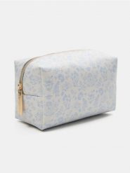 Wzorzysta kosmetyczka Bridgerton - błękitny. Niebieskie kufry i kosmetyczki Sinsay, bez wzorów, bez dodatków. Za 15.99 zł.