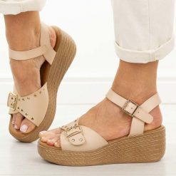 Camelowe sandały damskie na koturnie Sergio Leone Sk067H. Brązowe sandały Sergio Leone, bez wzorów, z jeansu, eleganckie, bez obcasa, na koturnie, bez zapięcia. Za 139.00 zł.