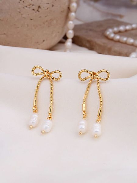 Pierres delicates Pozłacane kolczyki-wkrętki z perłami syntetycznymi rozmiar: onesize. Żółte kolczyki Pierres delicates, z perłą, pozłacane. Za 91.99 zł.