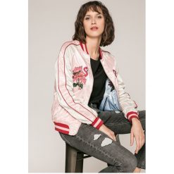 Guess Jeans - Kurtka bomber. Kurtki Guess Jeans. W wyprzedaży za 449.90 zł.