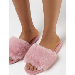 Ciemnoróżowe Kapcie Lineanor. Czerwone obuwie domowe Born2be, bez wzorów, z otwartym noskiem, bez zapięcia. Za 44.99 zł.