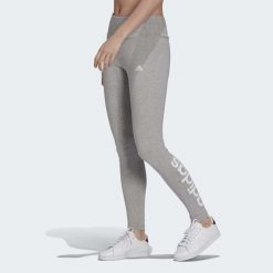 Leginnsy Essentials High-Waisted Logo. Białe obuwie sportowe Adidas, bez zapięcia, na fitness i siłownię. Za 103.00 zł.