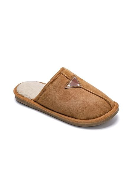 Confly Kapcie w kolorze jasnobrązowym rozmiar: 36. Brązowe obuwie domowe Confly, z aplikacjami, bez zapięcia. Za 52.17 zł.