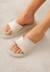 Beżowe Klapki Japonki Ozdobione Aplikacją na Palcu Noevianna. Brązowe klapki Renee, z aplikacjami, z jeansu, bez obcasa, na płaskiej podeszwie. Za 79.99 zł.