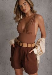 Brązowe Szorty Casual z Wiskozą High Waist Ozdobione Paskiem z Plecionki Kailee. Brązowe szorty Renee, bez wzorów, z materiału, casualowe, z podwyższonym stanem. Za 99.99 zł.