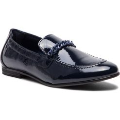 Lordsy TOMMY HILFIGER - Rubberized Chain Loafer FW0FW03763 Tommy Navy 406. Niebieskie lordsy TOMMY HILFIGER, z aplikacjami, z lakierowanej skóry, bez obcasa, na płaskiej podeszwie, bez zapięcia. W wyprzedaży za 319.00 zł.
