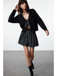 Trendyol Kardigan w kolorze czarnym rozmiar: M. Czarne kardigany Trendyol, m, bez wzorów. Za 118.28 zł.