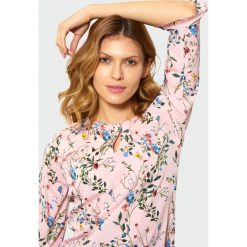 Bluzka z nadrukiem i ozdobnymi falbankami. Bluzki Greenpoint, bez wzorów, z poliesteru, bez kołnierzyka, bez ramiączek. Za 29.99 zł.