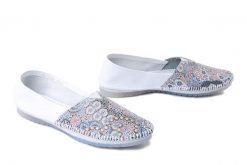 MACIEJKA 1930W-66/00-0 biały + etniczne wzory, baleriny damskie. Białe baleriny Maciejka, bez wzorów, ze skóry, bez obcasa. Za 219.90 zł.