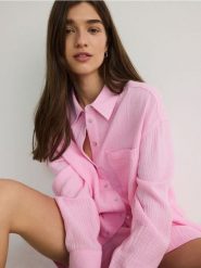 Koszula z bawełnianego muślinu - różowy. Czerwone koszule Reserved, l, bez wzorów, z bawełny, bez kołnierzyka, bez ramiączek. W wyprzedaży za 99.99 zł.