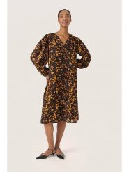 Soaked in Luxury Sukienka w kolorze czarno-musztardowym rozmiar: M. Czarne sukienki Soaked in Luxury, m, bez wzorów, bez kołnierzyka, bez ramiączek, midi. Za 195.99 zł.