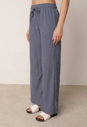 Niebieskie Szerokie Spodnie z Teksturalnej Tkaniny z Wiązaniem w Pasie Agatia. Niebieskie spodnie materiałowe Born2be, do pracy, m, bez wzorów, z jeansu, z podwyższonym stanem, długie. Za 59.99 zł.