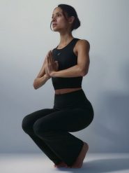 4F Crop top do jogi szybkoschnący damski - czarny M. Czarne koszulki sportowe 4f, bez wzorów, z materiału, bez ramiączek, na fitness i siłownię. Za 129.99 zł.