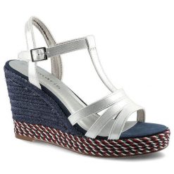 Sandały damskie Tamaris, wykonane z materiału syntetycznego i tekstylnego i plecioną koturną z wyraźnie zaznaczoną platformą, białe metaliczne, 1-283. Niebieskie sandały Tamaris, bez wzorów, z syntetyku, biznesowe, bez obcasa, na koturnie, bez zapięcia. Za 175.50 zł.